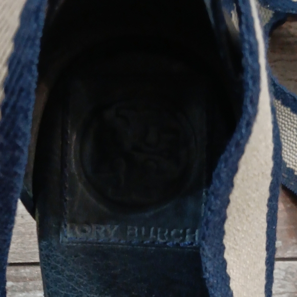 Tory Burch Chic Navy Blue and Cream Clueless Preppy Strappy Heels Size 7 - Picture 8 of 8